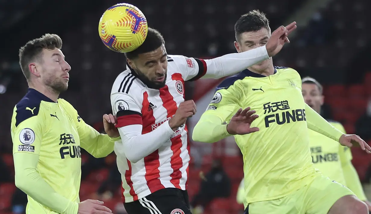 Bek Sheffield United, Jayden Bogle berebut bola dengan pemain Newcastle United, Paul Dummett dan Ciaran Clark pada laga pekan ke-18 Liga Inggris di Bramall Lane, Rabu (13/1/2021) dini hari WIB. Sheffield berhasil mengemas kemenangan dengan skor akhir 1-0 atas Newcastle (Molly Darlington/Pool via AP)