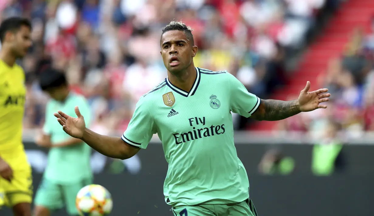 Penyerang Real Madrid, Mariano Diaz berselebrasi usai mencetak gol ke gawang Fenerbahce pada pertandingan Audi Cup 2019 di stadion Allianz Arena di Munich, Jerman (31/7/2019). Madrid menang atas Fenerbache dengan skor 5-3. (AP Photo/Matthias Schrader)