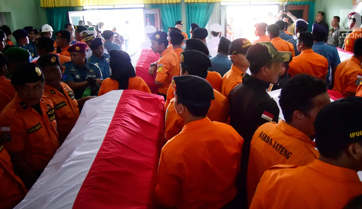Anggota Basarnas menyiapkan upacara pemakaman korban jatuhnya helikopter milik Basarnas di Lanumad Ahmad Yani, Semarang (3/7). Delapan korban tersebut merupakan personel Basarnas yang terdiri dari pilot dan kru helikopter. (Liputan6.com/Gholib)