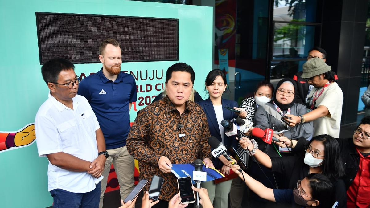 <p>Ketua Umum PSSI Erick Thohir (tengah) mengeklaim jumlah stadion untuk Piala Dunia U-20 2023 bisa berkurang, apabila hasil audit FIFA menunjukkan terdapat daerah yang belum siap. Hal ini disampaikannya saat memberi keterangan pers di GBK Arena, Senayan, Jakarta pada Senin (6/3/2023). (Dok. PSSI)</p>