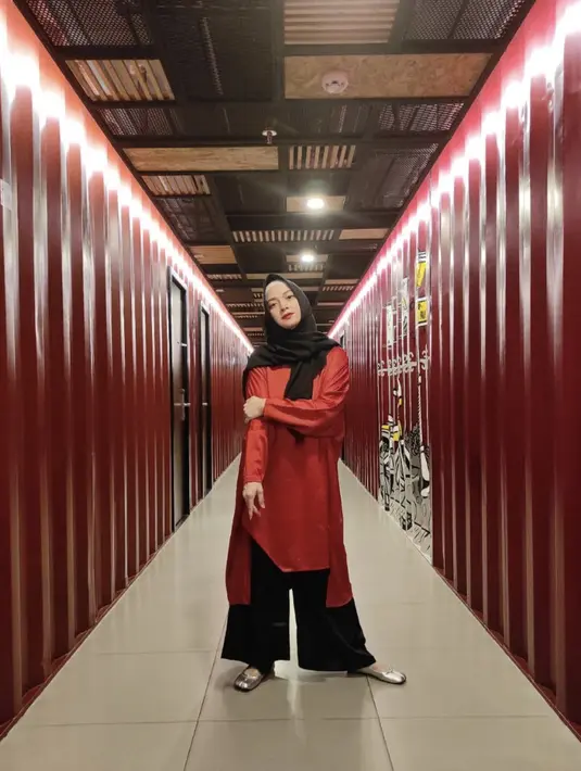 Secara keseluruhan terlihat jika Andhara Early banyak mengenakan warna-warna bold pada outfitnya. [Foto: Instagram/ Andhara Early]