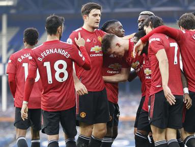 Pemain Manchester United merayakan kemenangan atas Everton pada laga lanjutan Liga Inggris di Goodison Park Stadium, Sabtu (7/11/2020) malam WIB. Manchester United menang 3-1 atas Everton. (Clive Brunskill/Pool via AP)
