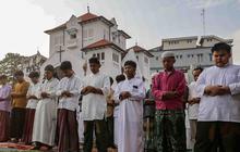 FOTO: Shalat Idul Adha di Depan Gereja Koinonia, Simbol Toleransi Umat Beragama