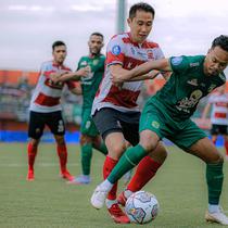 Duel antara Lee Yujun dan Muhammad Hidayat saat Madura United berhadapan dengan Persebaya Surabaya pada laga pekan ke-21 BRI Liga 1 2022/2023, Minggu (29/1/2023). Persebaya menang 2-0 dalam laga di Stadion Gelora Ratu Pamelingan, Pamekasan. (Dok. Persebaya)