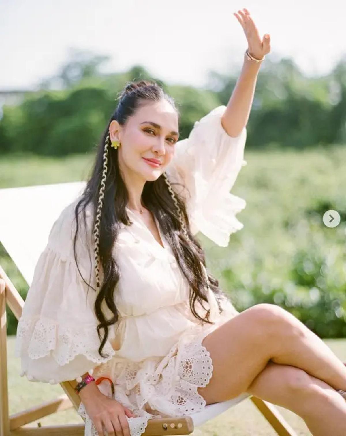 6 Model Rambut Panjang Bergelombang ala Luna Maya, Simpel Tapi Classy