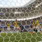 Kiper Kolombia, David Ospina hanya bisa melihat bola sundulan Yuya Osako yang masuk ke gawangnya pada laga grup H Piala Dunia 2018 di Mordavia Arena, Saransk, Rusia, (19/6/2018). Jepang menang 2-1. (AP/Natacha Pisarenko)