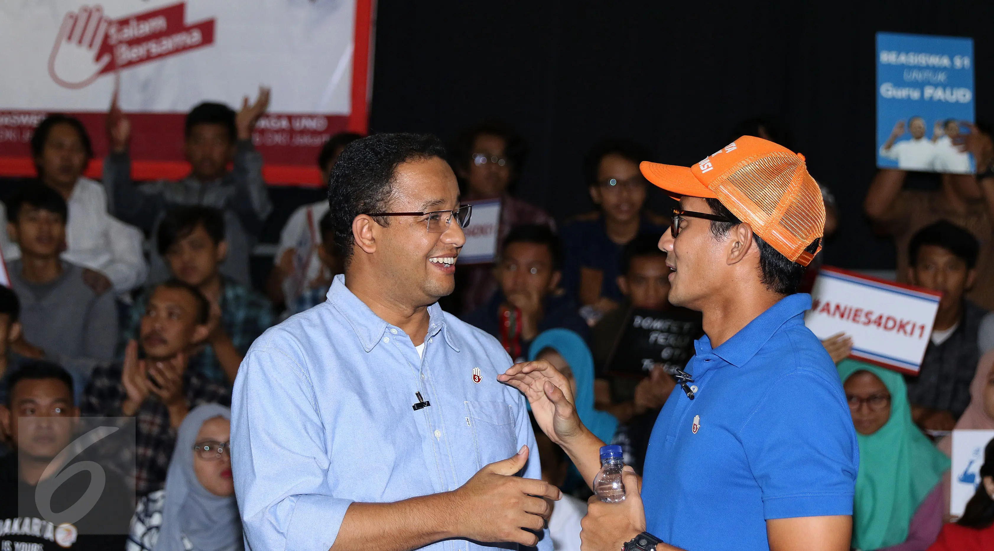 Cagub DKI Jakarta, Anies Baswedan (kiri) berbincang bersama Cawagub Sandiaga S Uno usai melakukan tatap muka dengan pemuda di GOR Jakarta Timur, Rabu (4/1). Anies Sandi memaparkan rencana pembangunan sarana olahraga. (Liputan6.com/Helmi Fithriansyah)