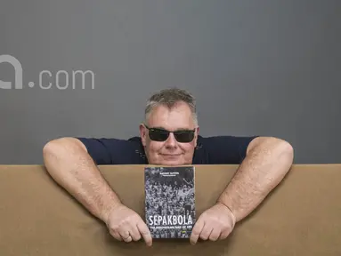 Antony Sutton adalah pria berkebangsaan Inggris yang baru saja merilis buku tentang sepak bola tanah air bertajuk "Sepak Bola: The Indonesian Way of Life". (Bola.com/Vitalis Yogi Trisna)  