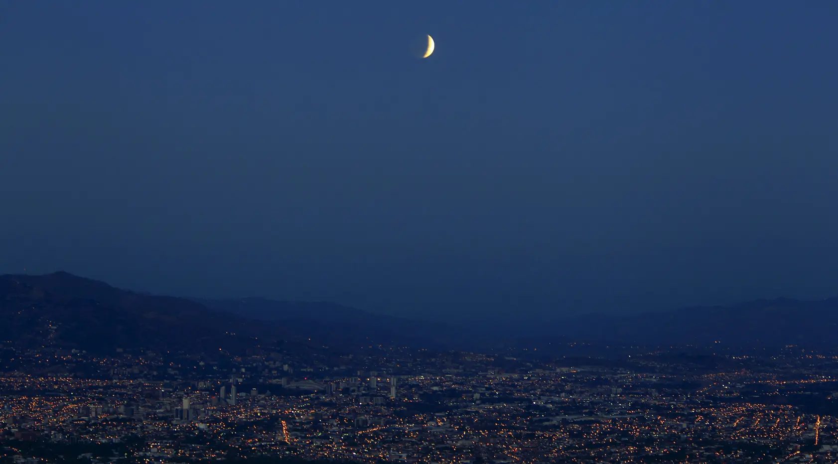 Keindahan gerhana bulan di atas langit kota San Jose di Rancho Redondo, Sabtu (4/4/2015). (REUTERS/Juan Carlos Ulate)