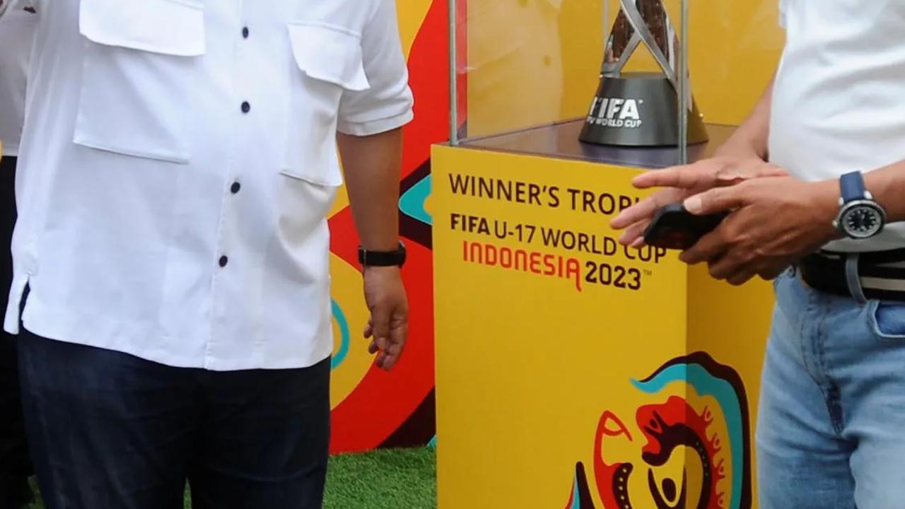 Ketua Umum PSSI, Erick Thohir bersama penjabat Gubernur DKI Jakarta Heru Budi Hartono mengabadikan Trophy Experience Piala Dunia U-17 di Bundaran HI, Jakarta, Minggu (15/10/2023).<br>