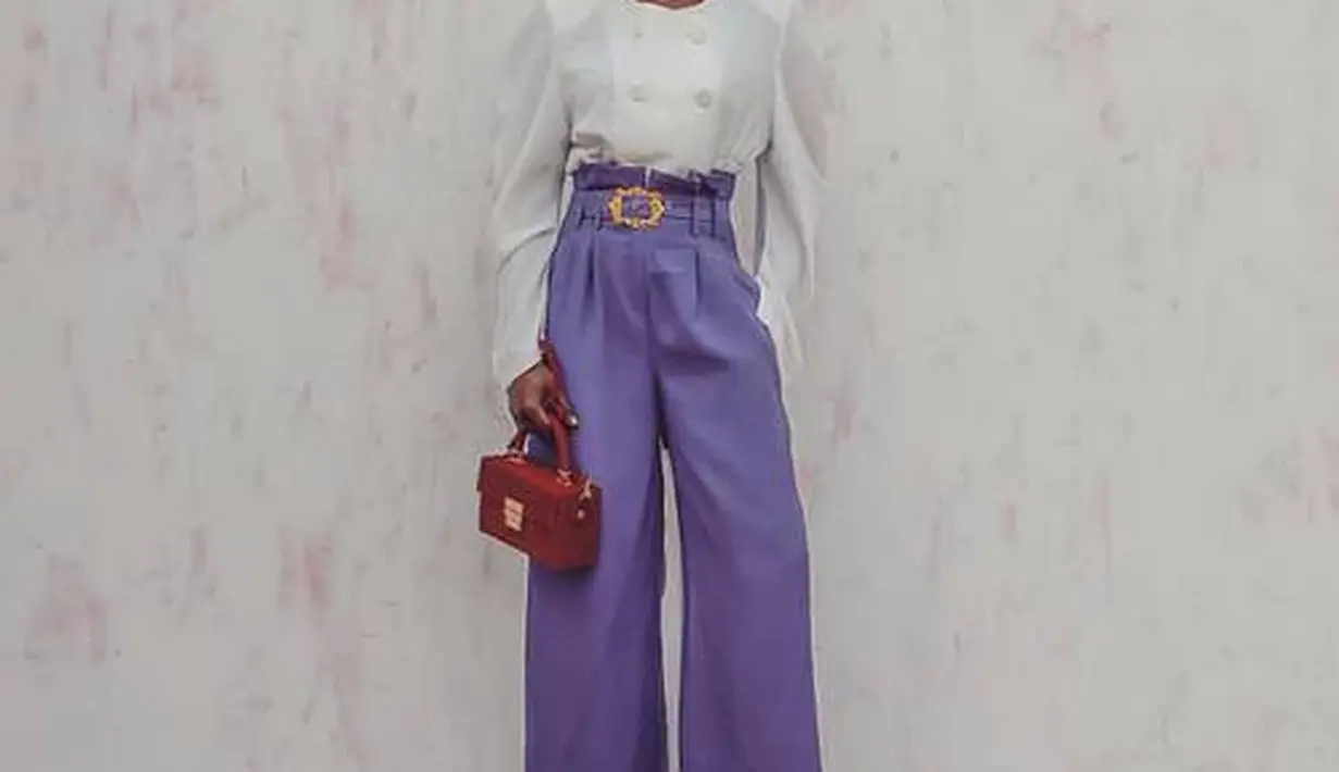 Tampil klasik dengan celana lilac aksen belt dipadukan kemeja vintage warna putih. (Foto: @THESTYLETHESARAUS)