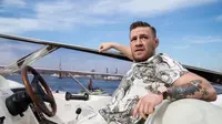 Conor McGregor kabarnya memboyong keluarga besarnya untuk berlibur di Kepulauan Bahama dengan menggunakan kapal pesiar mewah. (dok. The Sun)