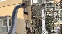 Patung Dinosaurus Raksasa Ini Bikin Tetangga Ketakutan (Sumber: Weibo via SCMP)