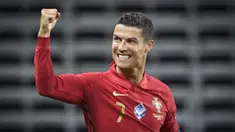 Penyerang Portugal, Cristiano Ronaldo,  merayakan gol yang dicetaknya ke gawang Swedia pada laga UEFA Nations League di Stadion Friends Arena, Rabu (9/9/2020) dini hari WIB. Portugal menang 2-0 atas Swedia. (AFP/Janerik Henriksson/TT News Agency)