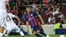 Gelandang Barcelona, Pablo Torre mengumpan bola saat bertanding melawan Viktoria Plzen pada pertandingan Grup C Liga Champions di stadion Camp Nou di Barcelona, Spanyol, Kamis (8/9/2022). Barcelona menang telak atas Viktoria Plzen 5-1. (AP Photo/Joan Monfort)