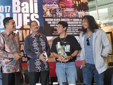 Menteri Pariwisata Arief Yahya (tengah) berbincang dengan Gilang Ramadhan (kedua kanan) dan Gugun GBS (kanan) usai jumpa pers Bali Blues Festival 2017 di Kantor Kementerian Pariwisata, Jakarta, Rabu (17/5). (Liputan6.com/Helmi Afandi)