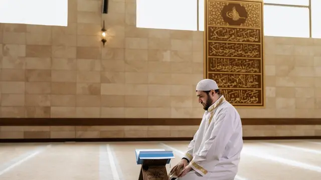 Pria muslim membaca Al-Qur'an (Pexels)