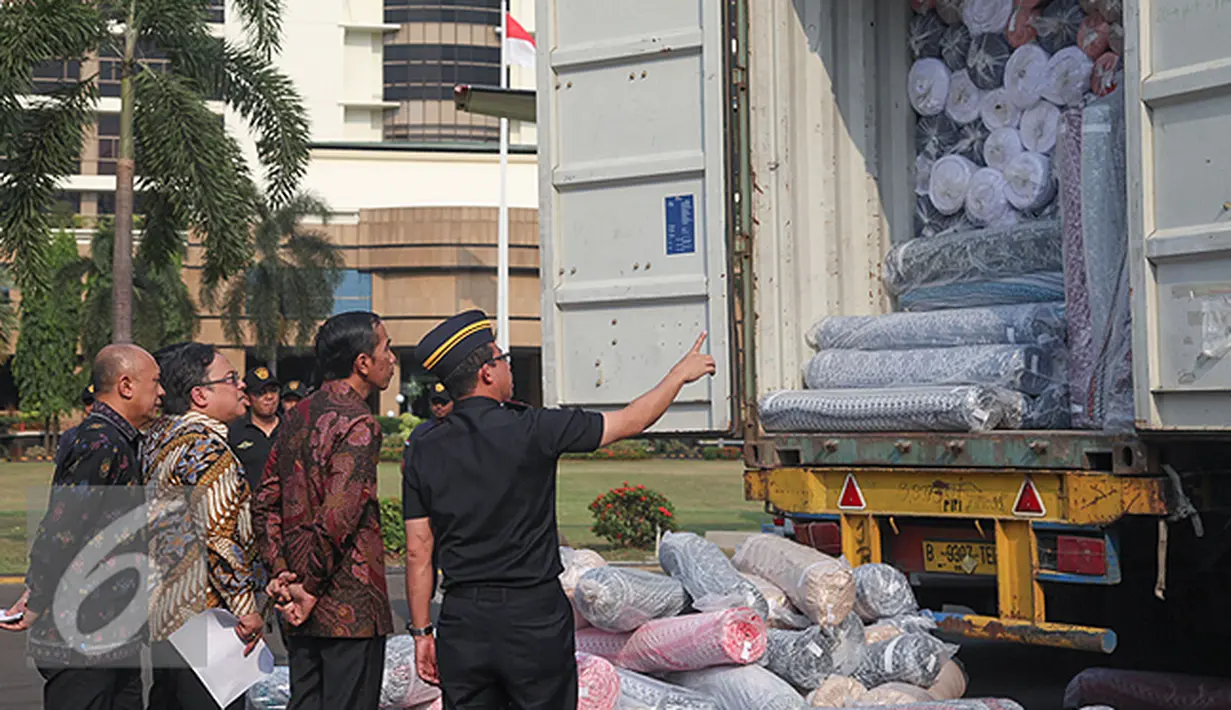 Presiden Joko Widodo menghadiri penindakan barang tekstil impor ilegal di Direktorat Jenderal Bea dan Cukai, Jakarta, Jumat (16/10/2015). Jokowi menyebut, maraknya impor tekstil ilegal merusak industri nasional. (Liputan6.com/Faizal Fanani)
