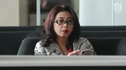 Direktur Jenderal Pengelolaan Limbah, Sampah, dan Bahan Beracun Berbahaya (PSLB3) di Kementerian LHK Rosa Vivien Ratnawati menunggu akan menjalani pemeriksaan oleh penyidik di gedung KPK, Jakarta, Jumat (28/9). (Merdeka.com/Dwi Narwoko)