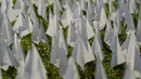 Matahari bersinar di atas bendera putih yang ditanam untuk mengenang warga Amerika yang meninggal karena COVID-19 di dekat Stadion RFK di Washington, Selasa (27/10/2020). Instalasi seni Suzanne Brennan Firstenberg itu disebut "In America, How Could This Happen.” (AP/Patrick Semansky)