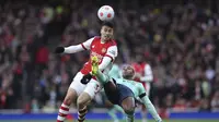 Penyerang Arsenal, Gabriel Martinelli berebut bola dengan pemain Leicester City, Ricardo Pereira pada pertandingan lanjutan Liga Inggris di Stadion Emirates, di London, Senin (14/3/2022). Arsenal menang atas Leicester City 2-0. (AP Photo/Ian Walton)