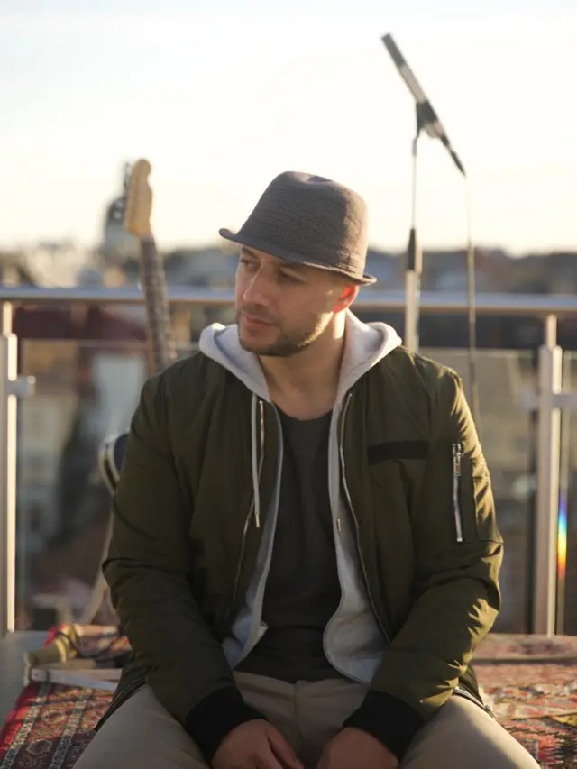Maher Zain resmi meluncurkan single baru beserta video musik berjudul Antassalam melalui berbagai platform musik.