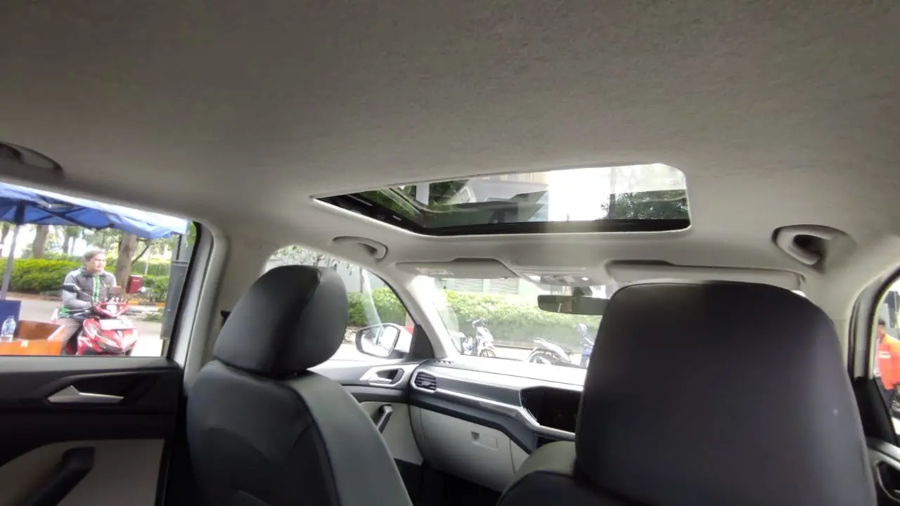 Sunroof elektrik semakin mempertegas nilai premium pada kabin T-Cross (IArief A/Liputan6.com)