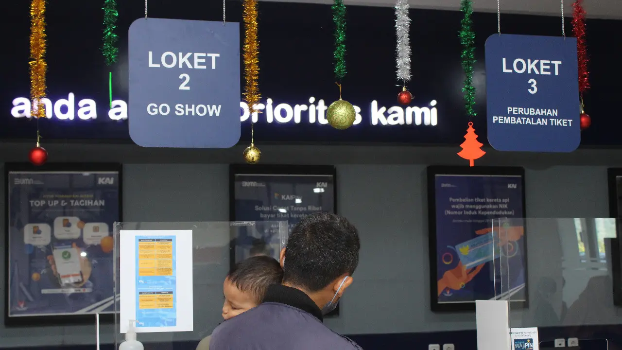 Calon penumpang Kereta api lakukan pemesanan tiket di stasiun Jember (Istimewa)