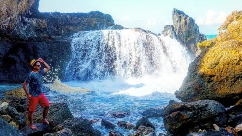 Fenomena Alam Unik, Air Terjun Asin di Lombok