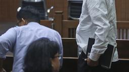 Terdakwa kasus korupsi proyek KTP Elektronik Markus Nari tersenyum bersiap menjalani sidang lanjutan di Pengadilan Tipikor, Jakarta, Senin (28/10/2019). Sidang tersebut beragenda tuntutan dari JPU, Markus Nari dituntut 9 tahun dan denda Rp 900 juta. (Liputan6.com/Herman Zakharia)