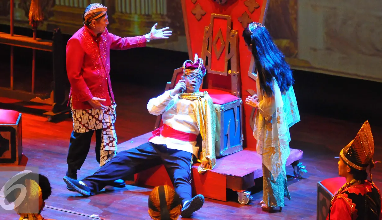 Ekspresi Butet Kertaradjasa saat memainkan teater Kebangsaan Tripikala di Tim, Cikini, Jakarta, Senin (23/1). Teater kebangsan tersebut menceritakan tentang kondisi politik saat ini yang di bawakan dengan sindiran dan humor. (Liputan6.com/Angga Yuniar)