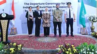 Menteri Ketenagakerjaan (Menaker) Ida Fauziyah melepas 224 Cabin Crew untuk bekerja di maskapai Saudia Airlines, Flydeal dan Flynas, di Aula Universitas Binawan, Jakarta, Kamis (21/9/2023).