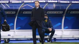 Pelatih Ukraina, Andriy Shevchenko, tampak serius mengamati permainan anak asuhnya saat melawan Prancis pada laga Kualifikasi Piala Dunia di Stadion Saint Denis, Paris, Kamis (25/3/2021). Kedua tim bermain imbang 1-1. (AFP/Franck Fife)