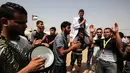 Muadh Al-Raqab merayakan pernikahannya bersama rekan-rekannya di sebuah tenda di jalur Gaza selatan, Palestina (2/5). Mereka menikah di tenda karena sedang bertugas untuk menolong para warga yang melakukan aksi di jalur Gaza. (AFP Photo/Said Khatib)