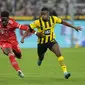 Bek Bayern Munchen  Alphonso Davies berebut bola dengan penyerang Borussia Dortmund Youssoufa Moukoko dalam laga lanjutan Bundesliga, kasta tertinggi Liga Jerman, musim 2022-2023, di Signal-Iduna Park, Sabtu (9/10/2022). Bayern Munchen gagal melanjutkan rekor mengerikan saat bertemu sang rival Borussia Dortmund pada pertandingan bertajuk Der Klassiker. (AP Photo/Martin Meissner)