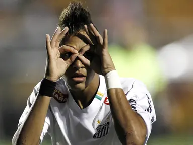 Neymar masuk dalam nominasi penghargaan Ballon d'Or setelah dirinya berhasil mempersembahkan gelar Copa Libertadores kepada klubnya, Santos FC. Dirinya berhasil menempati urutan ke-10 di umurnya yang masih menginjak 19 tahun 339 hari. (Foto: AFP/Nelson Almeida)