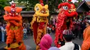 Tarian barongsai juga menjadi salah satu ritual penting dalam tradisi Tionghoa yang diyakini dapat mendatangkan keberuntungan dan mengusir roh jahat pada saat-saat yang baik. (JUNI KRISWANTO/AFP)