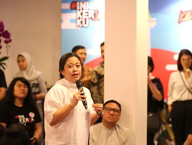 Menteri Koordinator Bidang Pembangunan Manusia dan Kebudayaan (Menko PMK) Puan Maharani berbagi cerita pada talk show bertema "Human Development Empowering Women in Today's Society” di Kerja @86 Hub, Jakarta, Kamis (21/2). (Liputan6.com/Fery Pradolo)