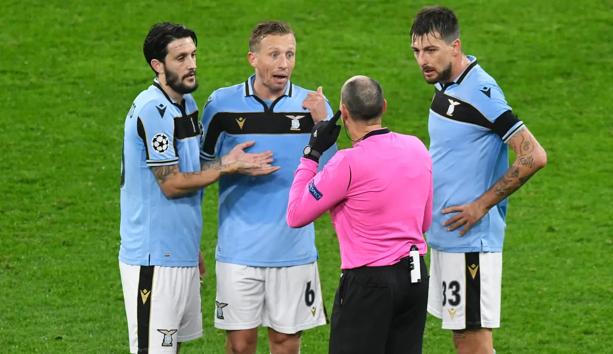Gelandang Lazio, Lucas Leiva (tengah), berdebat dengan wasit dalam laga lanjutan Liga Champions 2020/21 Grup F melawan Borussia Dortmund di Signal Iduna Park Stadium, Dortmund, Rabu (2/12/2020) waktu setempat. Lazio bermain imbang 1-1 dengan Dortmund (AFP/Bernd Thissen/Pool)