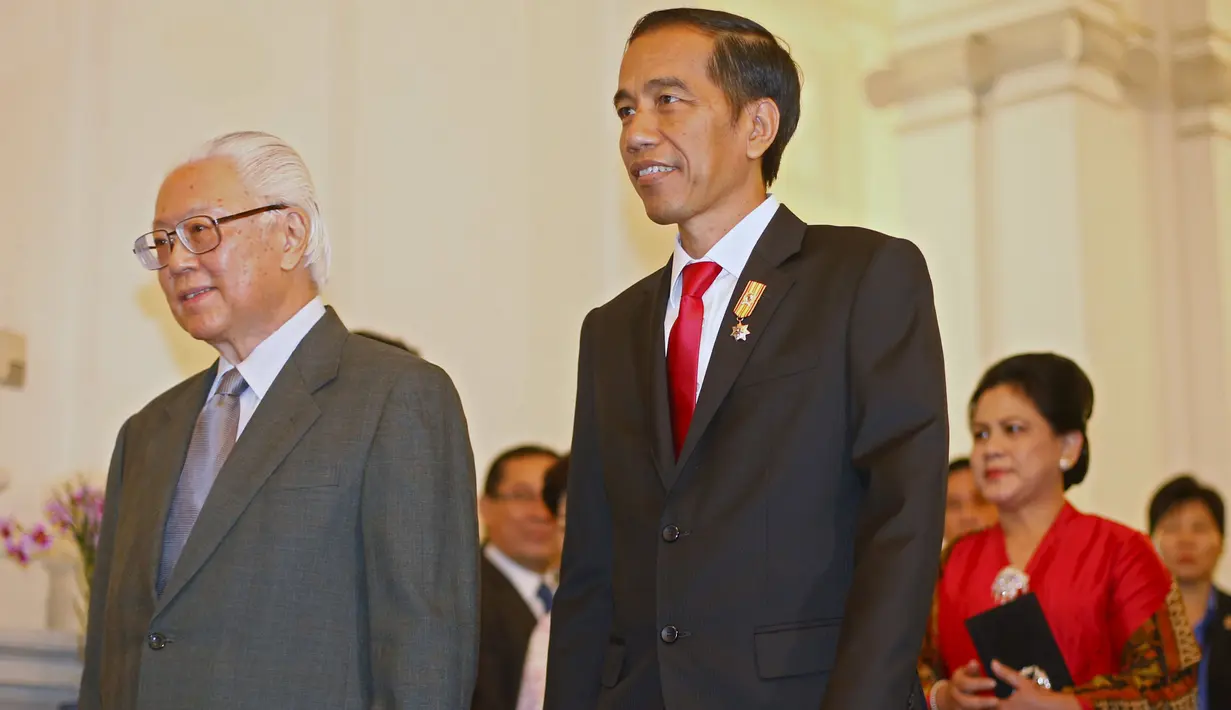Presiden Jokowi (depan kanan), berjalan bersama Presiden Singapura, Tony Tan (kiri), jelang pertemuan kenegaraan di Istana Kepresidenan di Singapura, Selasa, (28/7/2015). Jokowi akan berada di Singapura selama dua hari. (REUTERS/Edgar Su)