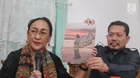 Budayawati, Sukmawati Soekarnoputri menunjukkan buku "Ibu Indonesia" saat jumpa pers di kawasan Cikini, Jakarta, Rabu (4/4). (Liputan6.com/Herman Zakharia)