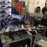 Irresistible Bazaar merupakan salah satu wadah bertemunya penjual dan pembeli barang preloved branded.