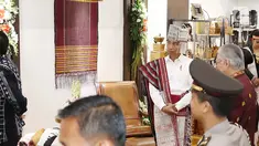 Presiden Joko Widodo (Jokowi) melihat produk kerajinan pada Pameran Kriyanusa Dewan Kerajinan Nasional 2017 di Jakarta Convention Center, Rabu (27/9). Pameran itu bertema Tingkatkan Kreativitas Wirausaha Muda Kriya Indonesia. (Liputan6.com/Angga Yuniar)