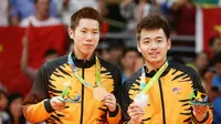 Ganda putra Malaysia, Goh V Shem/Tan Wee Kiong, memamerkan medali perak di podium setelah laga final Olimpiade 2016 di Riocentro, Rio de Janeiro, Brasil, 19 Agustus 2016. (EPA  /Esteban Biba)