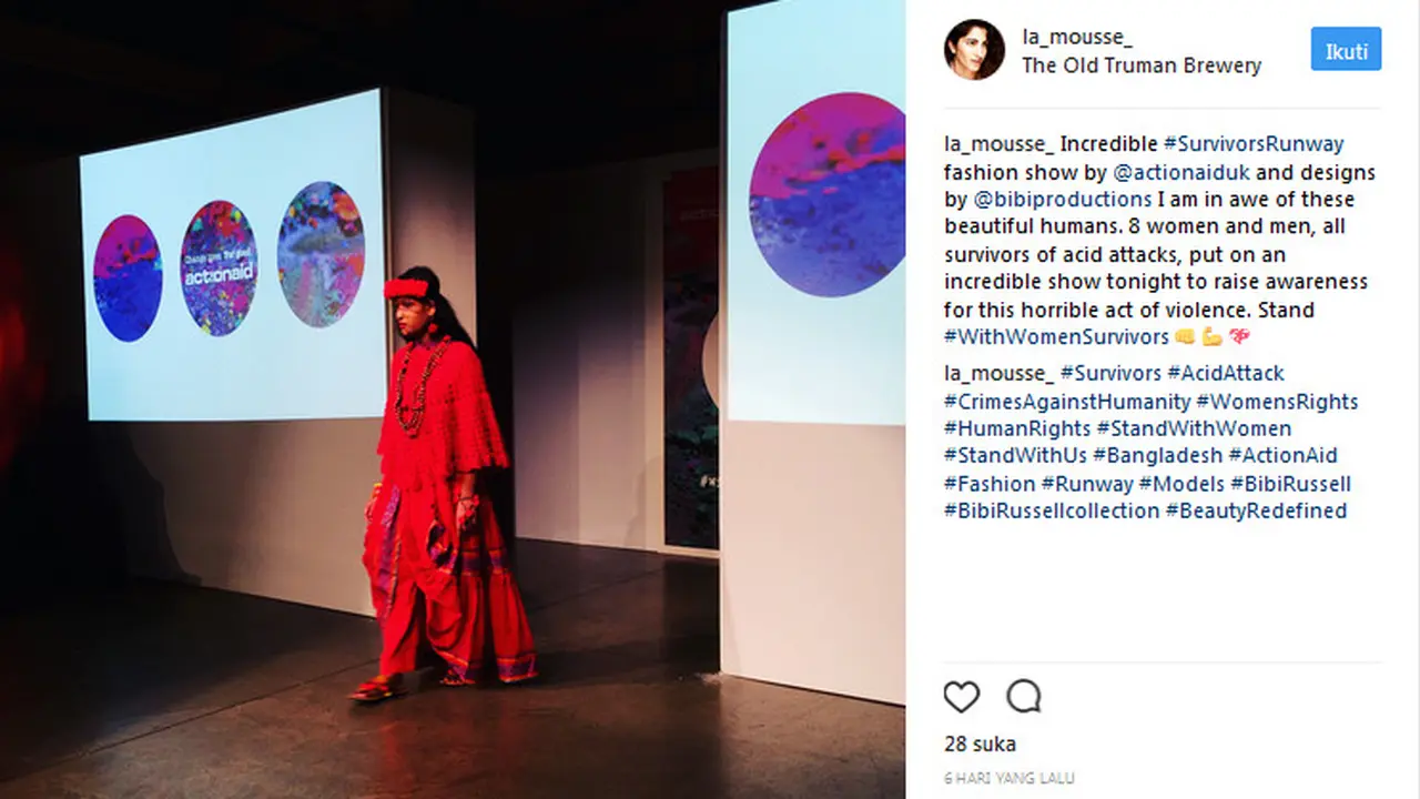 Para wanita korban kekerasan dari Bangladesh tampil dalam acara fashion show di panggung Survivors Runway.