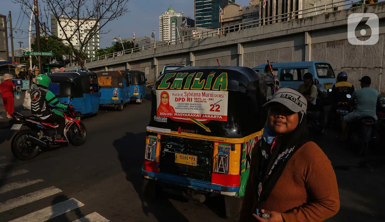 Alat Peraga Kampanye (APK) terpasang pada kaca salah satu angkutan perkotaan (angkot) di kawasan Tanah Abang, Jakarta, Jumat (5/1/2024). (Liputan6.com/Angga Yuniar)
