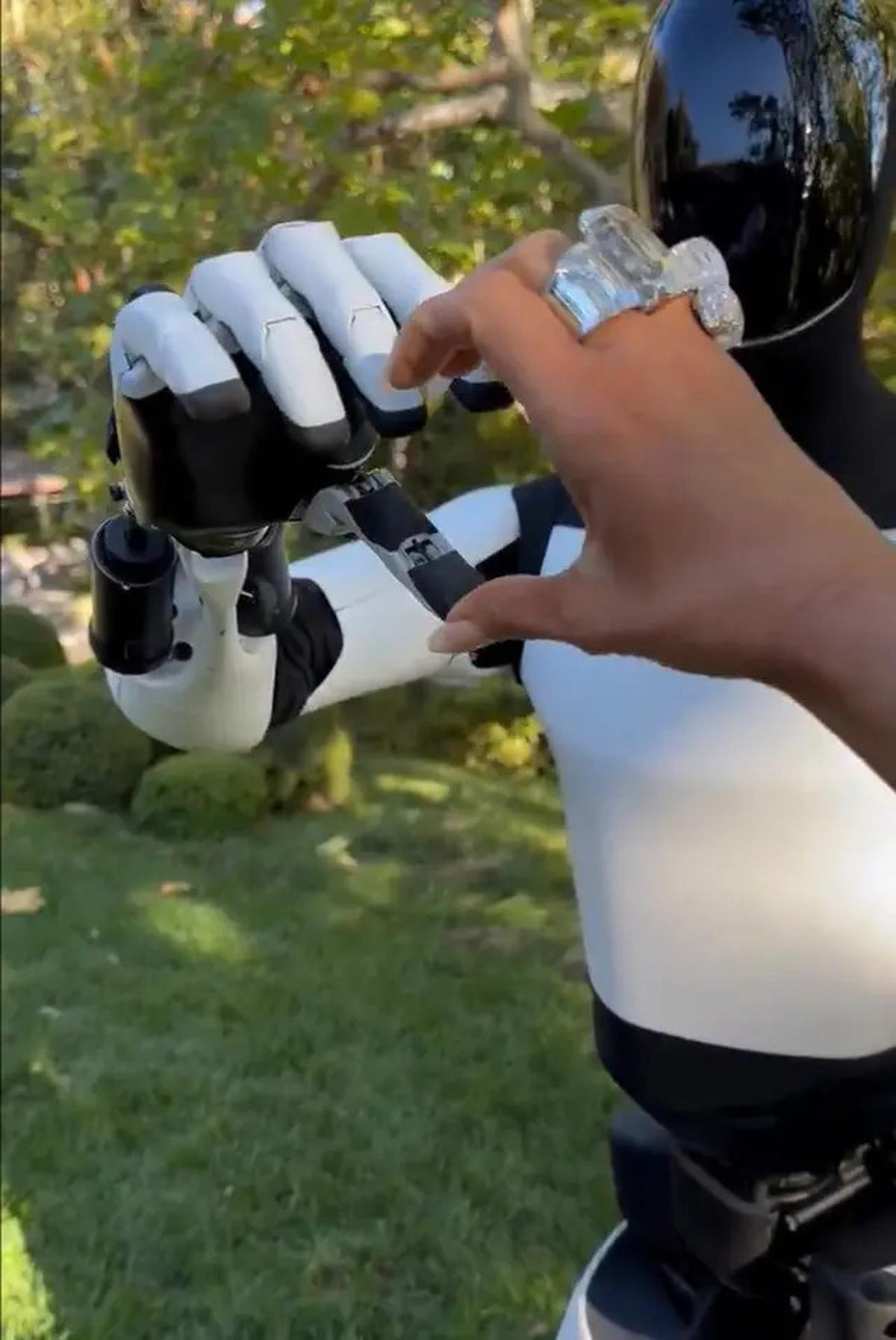 Kim Kardashian Pamerkan Teman Barunya yang Futuristik Robot Tesla Optimus, Ajarkan Bermain Suit Jari