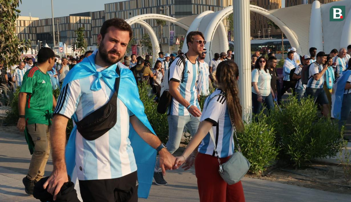 Bahkan suporter sempat gembira saat Messi sempat mencetak gol kedua. Namun sayang wasit tidak mengesahkan gol itu karena sang penyerang sudah berada dalam posisi offside. (Bola.com/Ade Yusuf Satria)