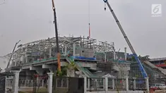 Suasana pembangunan stasiun Light Rail Transit (LRT) rute Kelapa Gading-Velodrome, Jakarta, Rabu (4/7). Progres proyek lintasan LRT sepanjang 5,8 kilometer tersebut kini telah mencapai 77 persen. (Merdeka.com/Iqbal S. Nugroho)