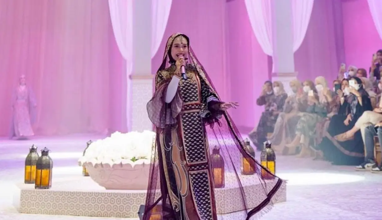 Istri Rizky Billar ini mengenakan gaun panjang dari Heaven Light dengan kerudung bernuansa India. (Instagram/heavenlight).